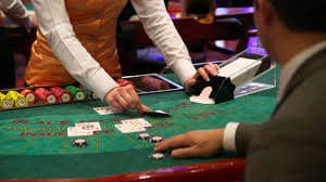 Pengguna rusuntoto menjelajahi kategori olahraga dan casino di perangkat tablet
